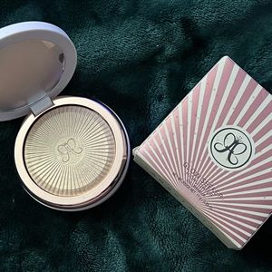 Brand new Anastasia highlighter